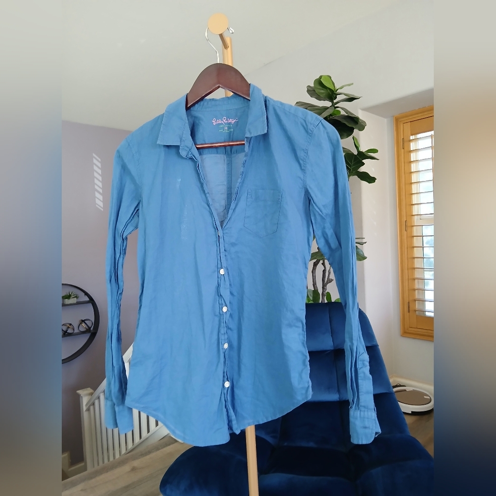 Lilly Pulitzer button down shirt in Blue. Size XS